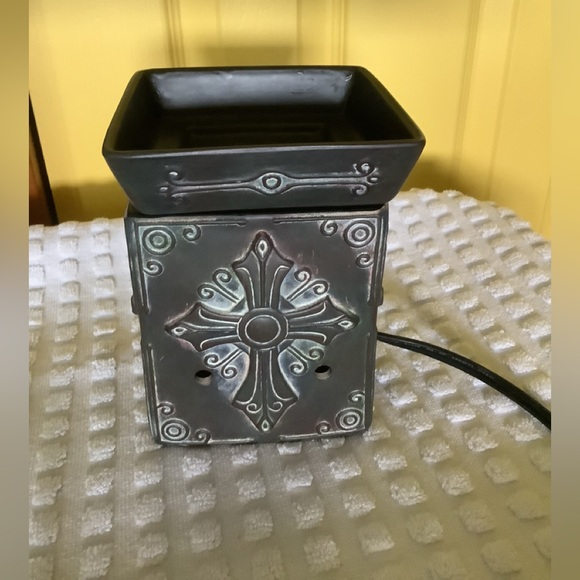 Scentsy Inc Wax Warmer Black/White Celtic Cross - Picture 2 of 4